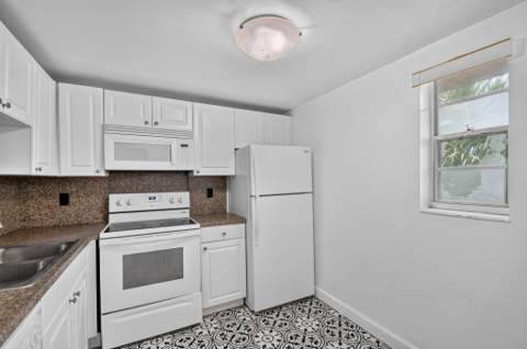 1505 Crescent Circle #B24, Lake Park FL - photo 9 of 32