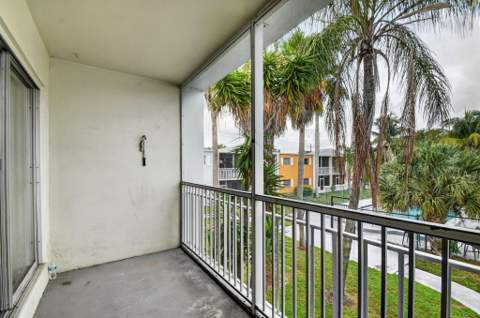 1505 Crescent Circle #B24, Lake Park FL - photo 12 of 32