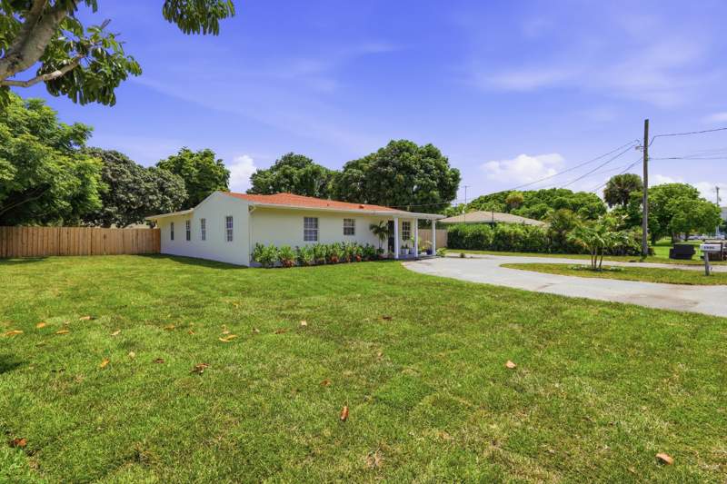 4 bedroom Single Family Residence at 1900 Carissa Road, Fla-Mango Grovelets, Lake Clarke Shores — photo 2