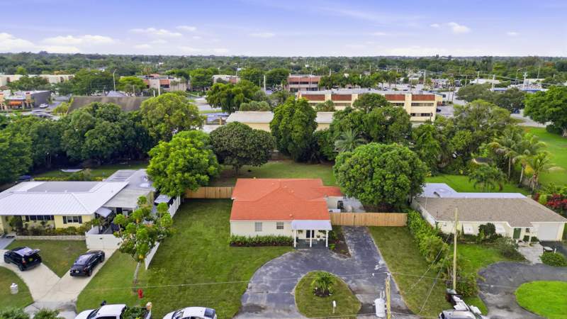 4 bedroom Single Family Residence at 1900 Carissa Road, Fla-Mango Grovelets, Lake Clarke Shores — photo 3
