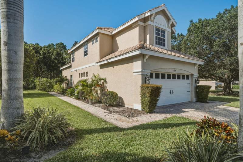 3 bedroom Single Family Residence at 609 SW Saint Thomas Cove, Lake Charles Phase 2A, Port St. Lucie — photo 2