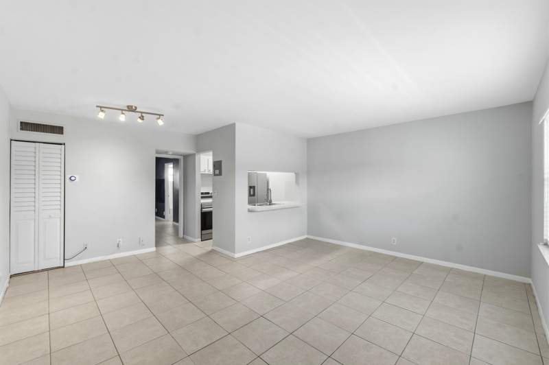 1 bedroom Condominium at 1470 N Dixie Highway #43, Wisteria Court Condo, Fort Lauderdale — photo 2