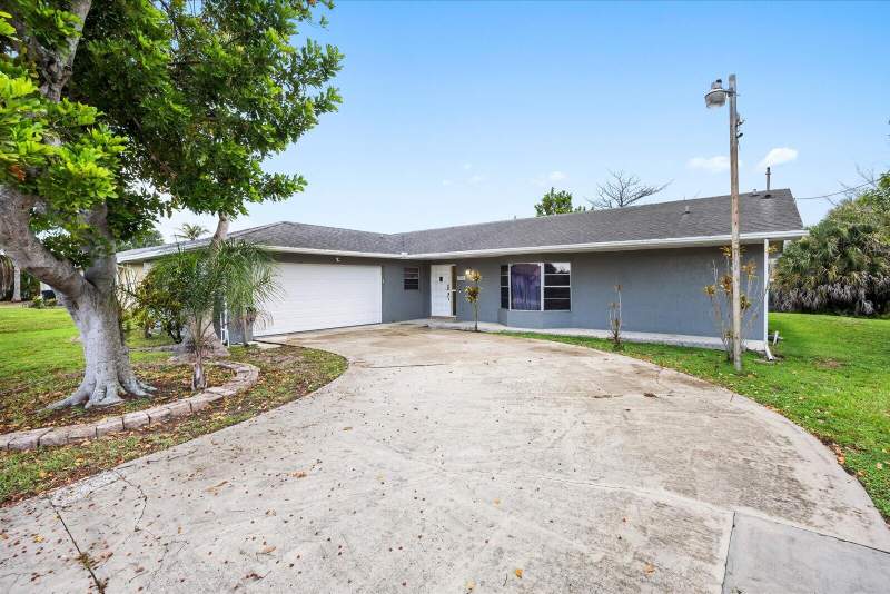 3 bedroom Single Family Residence at 2550 SE Hemsing Street, Port St Lucie Section 18 — photo 2