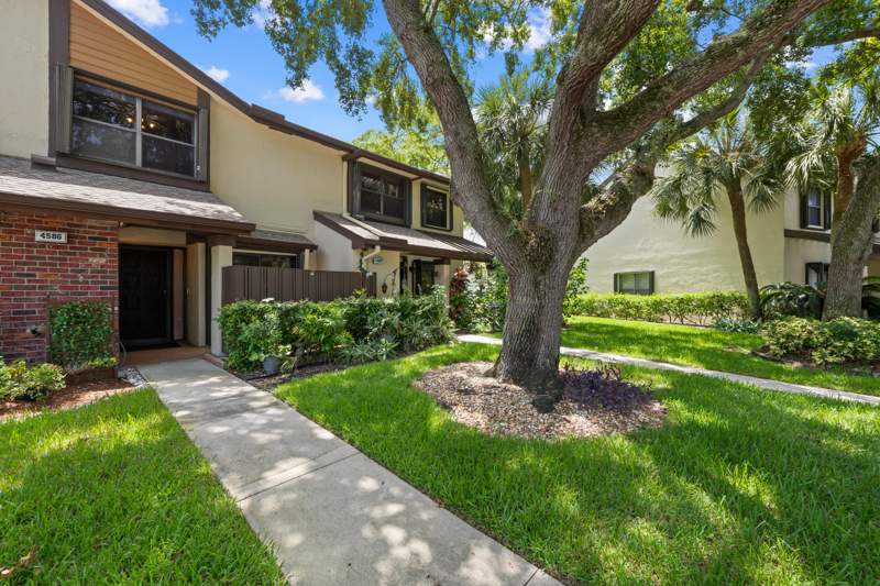 2 bedroom Townhouse at 4586 Carambola Circle #27217, Baywood Village Iii-A Condo, Coconut Creek — photo 2