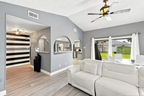 450 SE Thornhill Drive, Port St. Lucie FL - photo 13 of 40