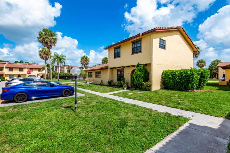 3 bedroom Townhouse at 2634 NW 47th Lane #2634, Colonies Two Condo — photo 2