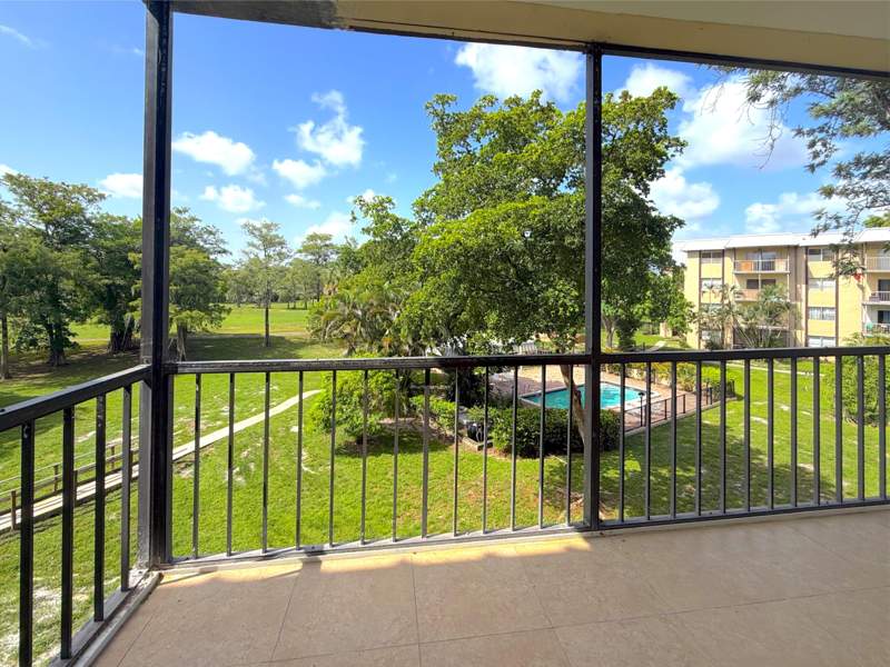 2 bedroom Condominium at 6301 N Falls Cir Drive #303, Inverrary Country Club, Lauderhill — photo 2
