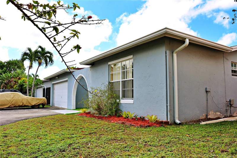 3 bedroom Single Family Residence at 2704 Canal Road, Knolls 3 Sec, Miramar — photo 2