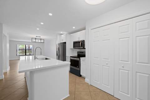1517 Fairway Road, Pembroke Pines FL - photo 12 of 36