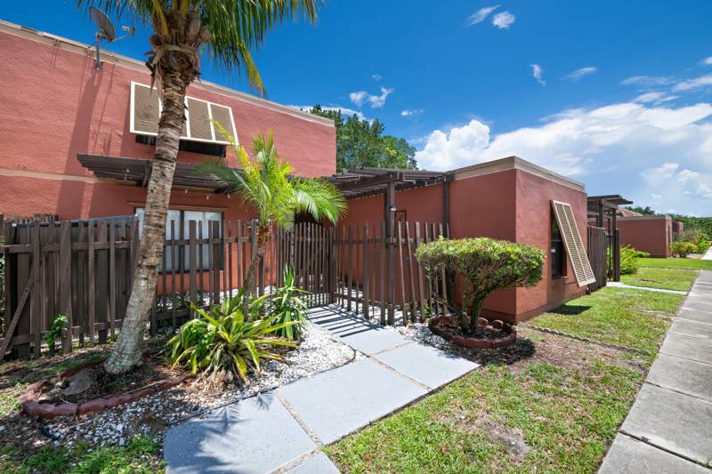 3 bedroom Townhouse at 1517 Fairway Road, EVERGLADES SUGAR & LAND CO, Pembroke Pines — photo 2