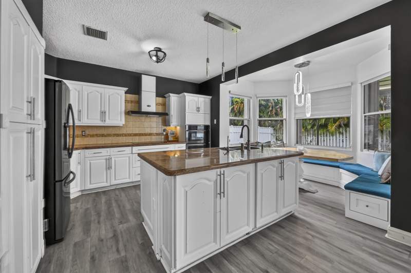5 bedroom Single Family Residence at 4065 SW 152nd Avenue, Replat Of Country Lakes, Miramar — photo 5