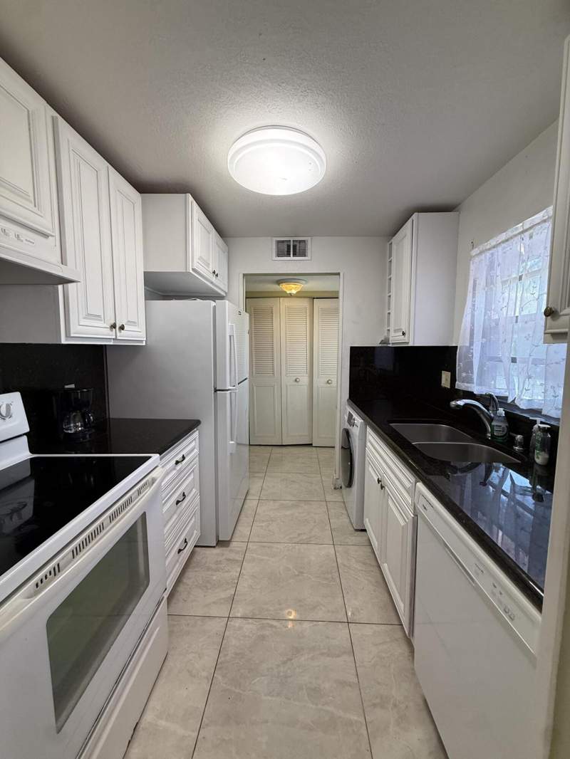 2 bedroom Condominium at 22 Golfs Edge #B, Golfs Edge Condos A Thru G, West Palm Beach — photo 5