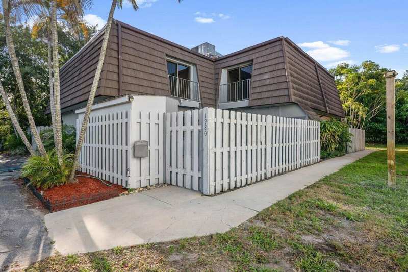 2 bedroom Townhouse at 1980 NE Dixie Highway, Pond Ridge Villas East Condo, Jensen Beach — photo 1