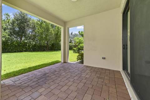 8899 Willow Cove Lane, Lake Worth FL - photo 24 of 35