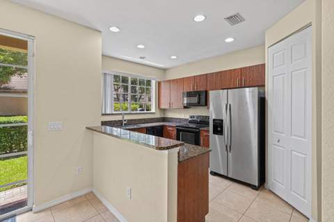 6272 S Military Trail #203, Lake Worth FL - photo 11 of 35