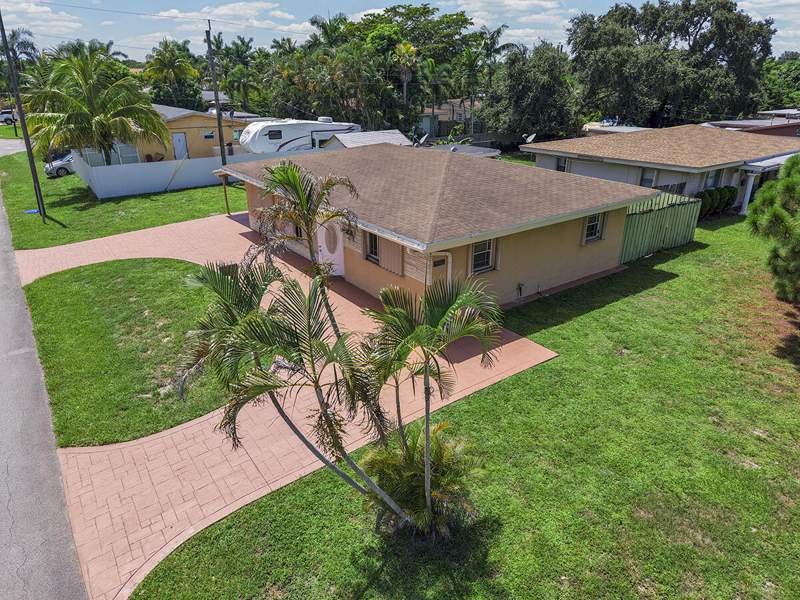 3 bedroom Single Family Residence at 2100 N 57th Avenue, Breeze Haven No 2, Hollywood — photo 3