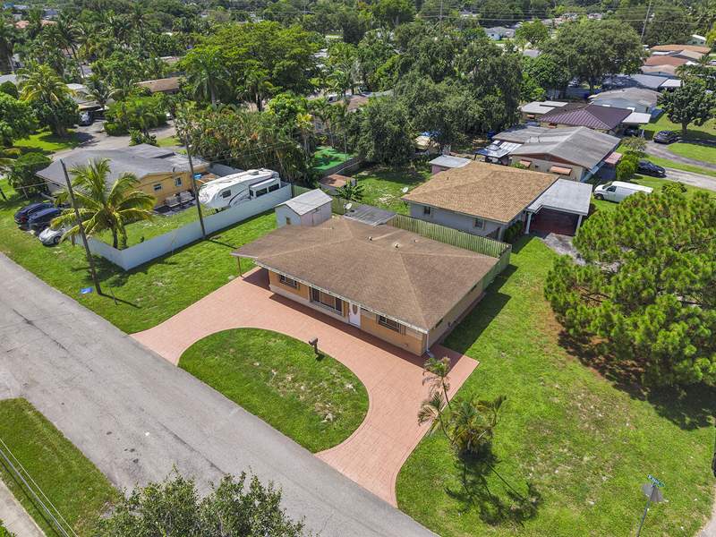 3 bedroom Single Family Residence at 2100 N 57th Avenue, Breeze Haven No 2, Hollywood — photo 5