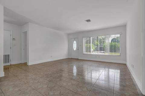 2100 N 57th Avenue, Hollywood FL - photo 7 of 41