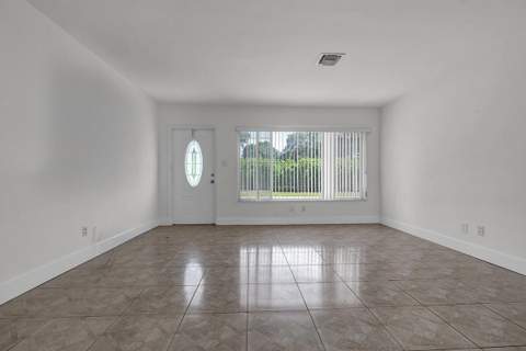 2100 N 57th Avenue, Hollywood FL - photo 8 of 41