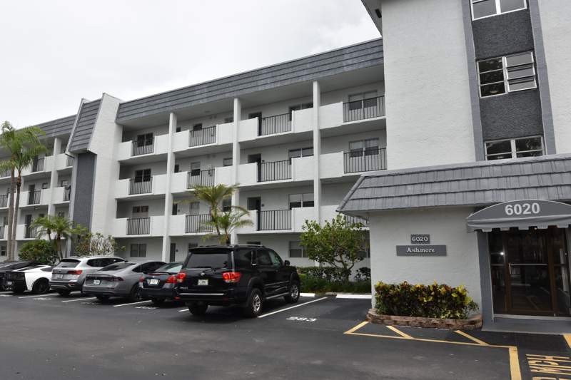 2 bedroom Condominium at 6020 NW 44th Street #304, Greens Of Inverrary Phase I, Lauderhill — photo 3
