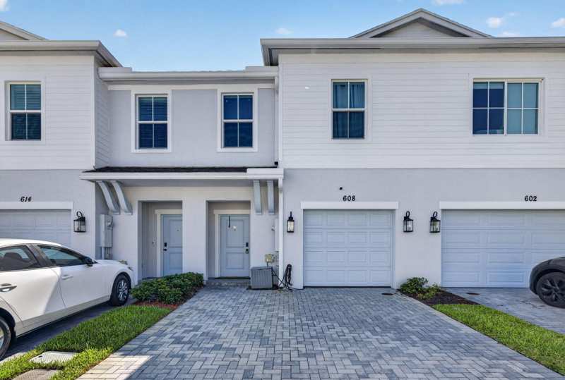 3 bedroom Townhouse at 608 NE Waters Edge Lane, River Place On The St Lucie No. 8, Port St. Lucie — photo 1
