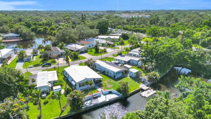 2 bedroom Manufactured Home at 7639 SE Fork River Drive, Fork River, Stuart — photo 2