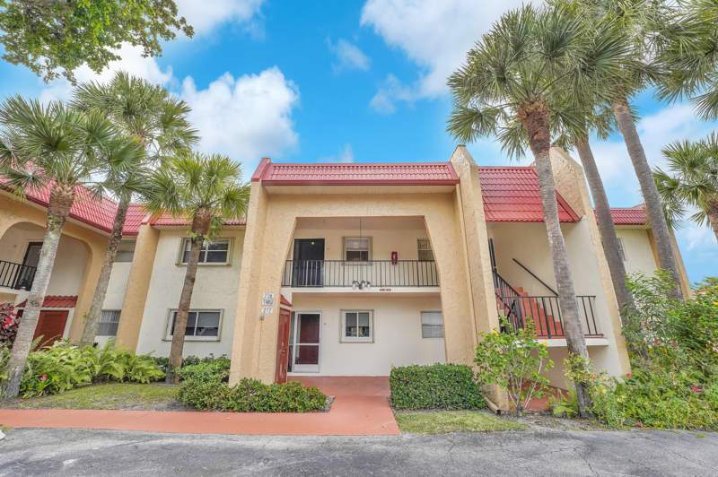 2 bedroom Condominium at 210 Lake Evelyn Drive, Golden Lakes Village Condo 1 Thru 13-A, West Palm Beach — photo 2