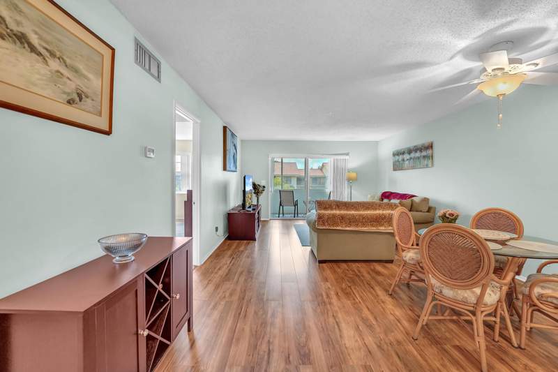 2 bedroom Condominium at 210 Lake Evelyn Drive, Golden Lakes Village Condo 1 Thru 13-A, West Palm Beach — photo 3