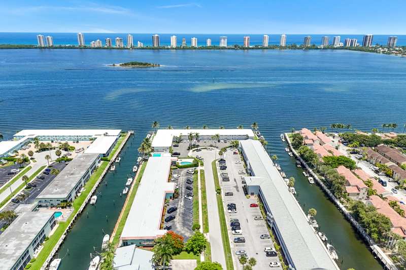 2 bedroom Condominium at 117 Lehane Terrace #211, Hampshire Arms Cond Apts Unit 211, North Palm Beach — photo 1