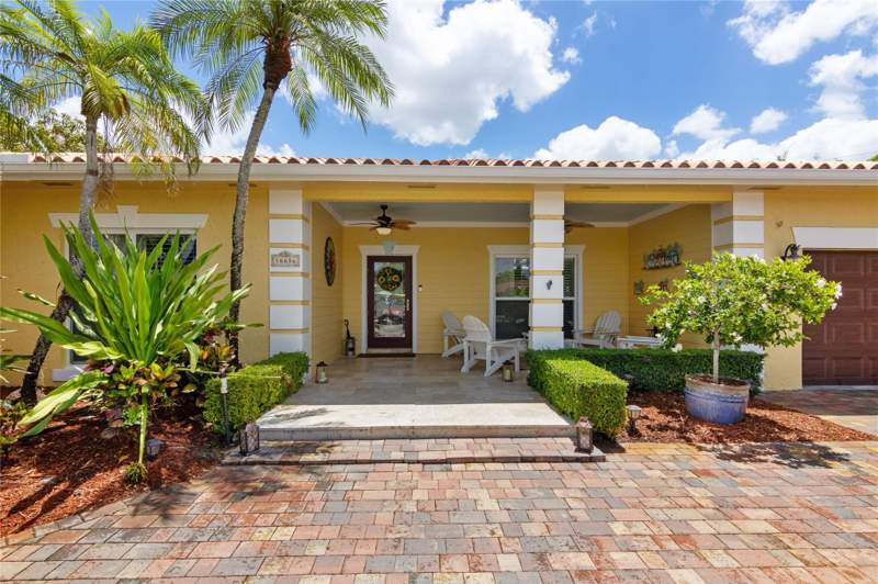 4 bedroom Single Family Residence at 16686 Golfview Drive, Bonaventure Lakes 3rd Addition, Weston — photo 2