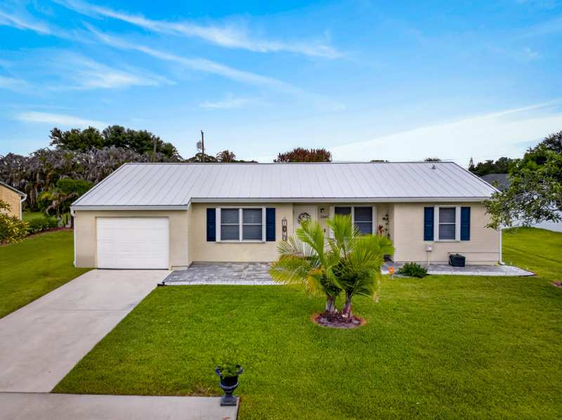 3 bedroom Single Family Residence at 2341 SE West Blackwell Drive, Sandhill Crossing — photo 1