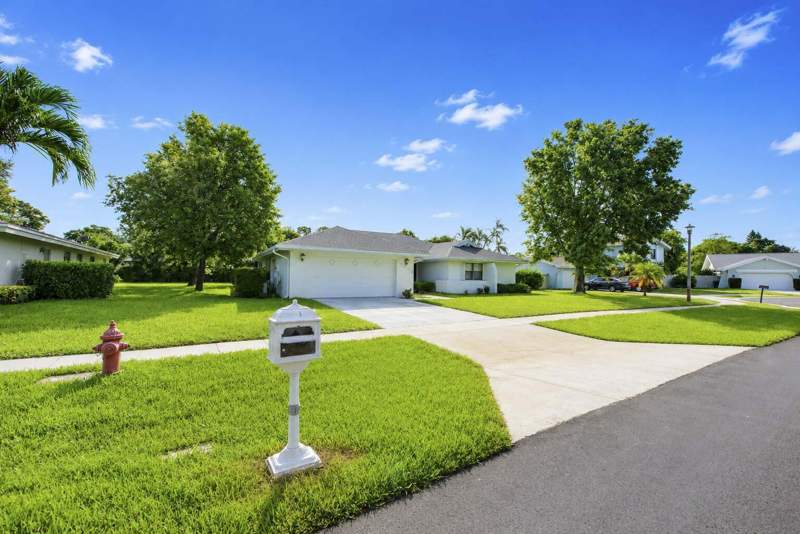 4 bedroom Single Family Residence at 12403 Westhall Place, Pinewood East 2 Of Wellington, Wellington — photo 2