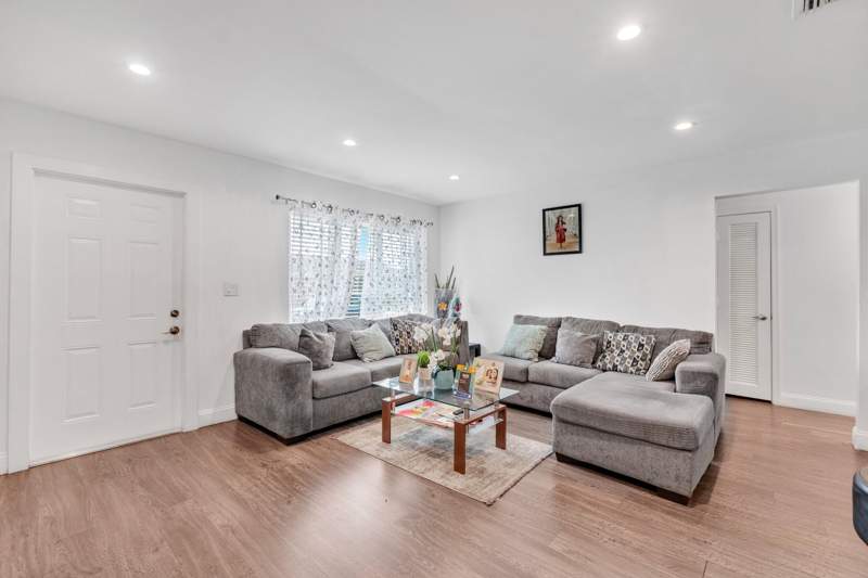 3 bedroom Single Family Residence at 5711 NW 65th Way, Mainlands Of Tamarac Lakes, Tamarac — photo 4
