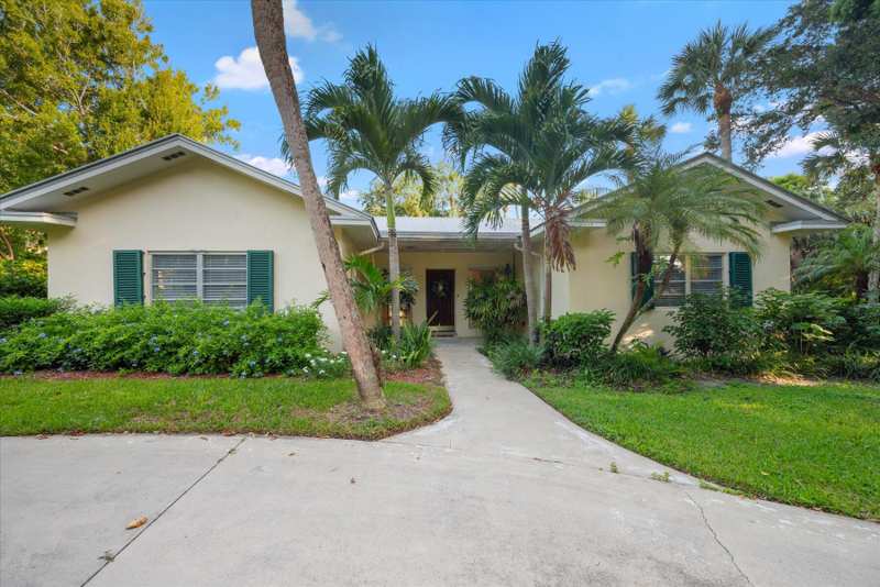 2 bedroom Single Family Residence at 24 N Via Lucindia, Lucindia, Sewalls Point — photo 1