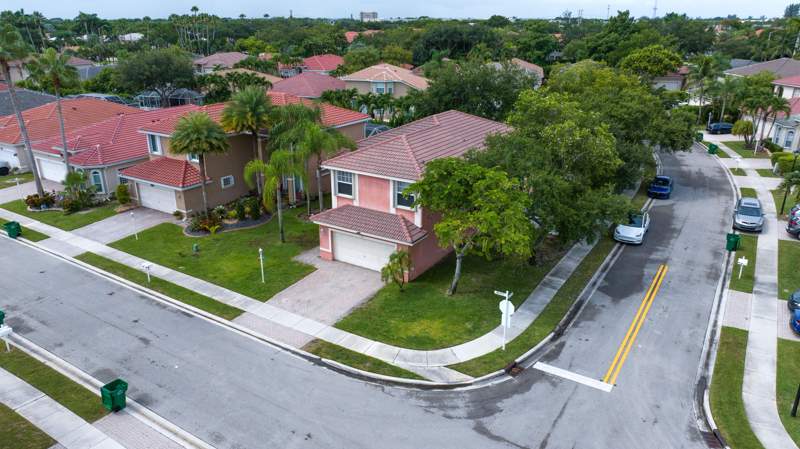 5 bedroom Single Family Residence at 11650 NW 48th Court, Wyndham Lakes East, Coral Springs — photo 3