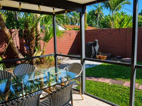 819 NE 2nd Court, Hallandale Beach FL - photo 10 of 29