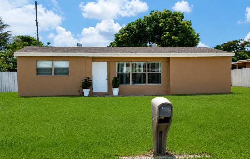 3 bedroom Single Family Residence at 465 Waseca Dr Drive, Seminole Manor 1, Lake Worth — photo 1