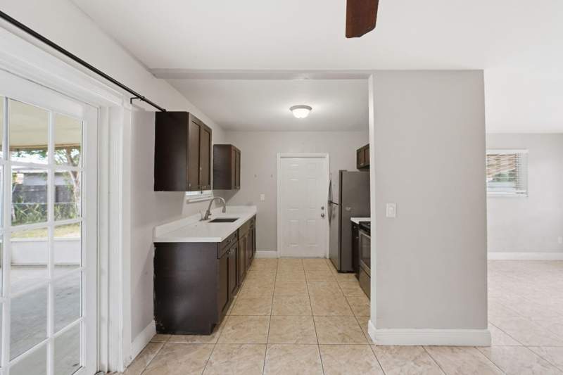 3 bedroom Single Family Residence at 3100 SW 33rd Avenue, Lake Forest Sec 4, West Park — photo 4