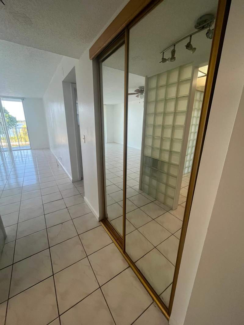 1 bedroom Condominium at 480 Executive Center Drive #2F, Breakwaters Of The Palm Beaches Condo, West Palm Beach — photo 4