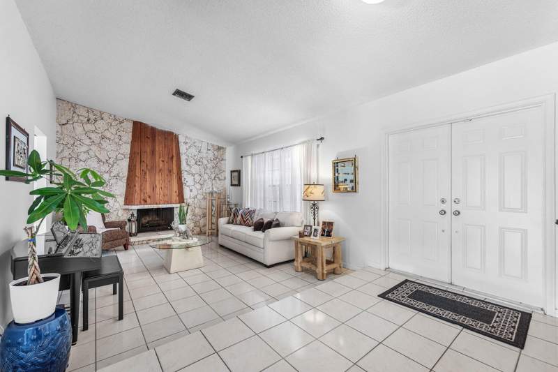 4 bedroom Single Family Residence at 1217 NW 111th Way, Cypress Run, Coral Springs — photo 4