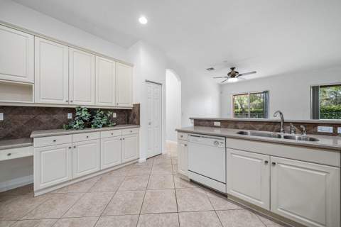9058 Sedgewood Drive, Lake Worth FL - photo 12 of 36