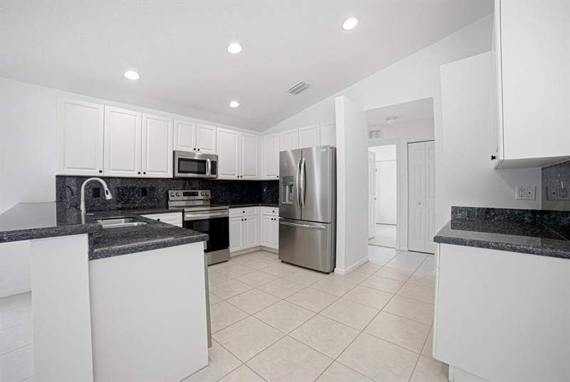 3 bedroom Single Family Residence at 7639 Tarpon Cove Circle, Valencia Shores, Lake Worth — photo 5