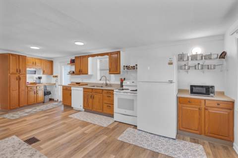 140 NE Pinelake Village Boulevard, Jensen Beach FL - photo 9 of 59