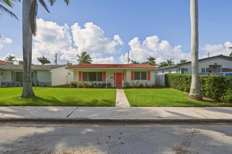 3 bedroom Single Family Residence at 1114 Johnson Street, Hollywood Lakes Section, Hollywood — photo 1