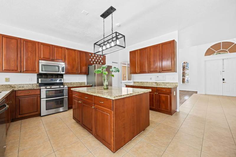 5 bedroom Single Family Residence at 19389 SW 64th Street, Big Sky North Residential, Pembroke Pines — photo 4