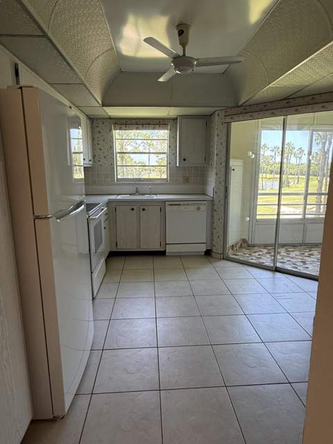3836 Via Poinciana #306, Lake Worth FL - photo 7 of 13