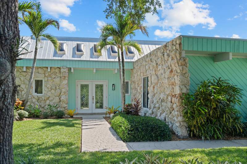 4 bedroom Single Family Residence at 220 SW Willow Lake Trail, Cape Live Oak, Stuart — photo 3