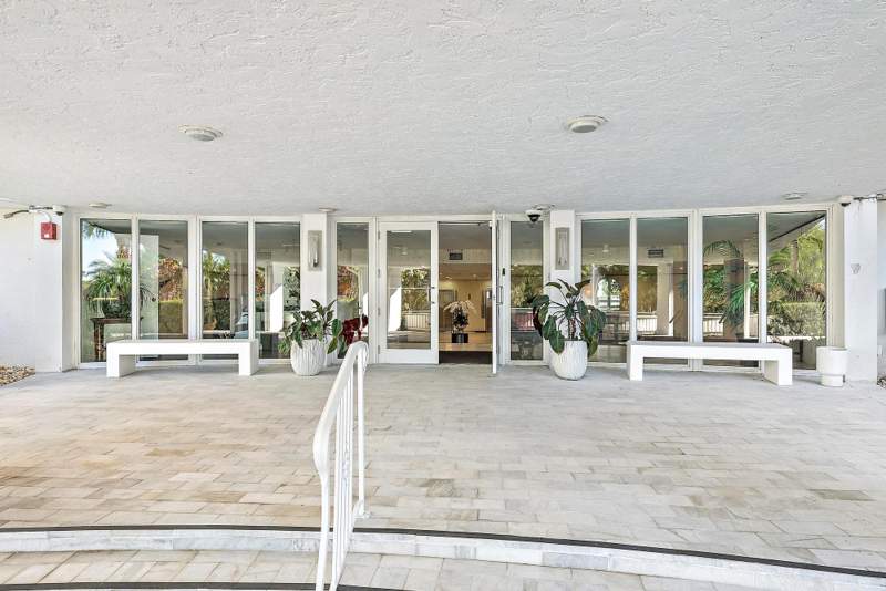 2 bedroom Stock Cooperative at 2295 S Ocean Boulevard #418, Twenty Two Ninety Five South Ocean Blvd, Palm Beach — photo 4