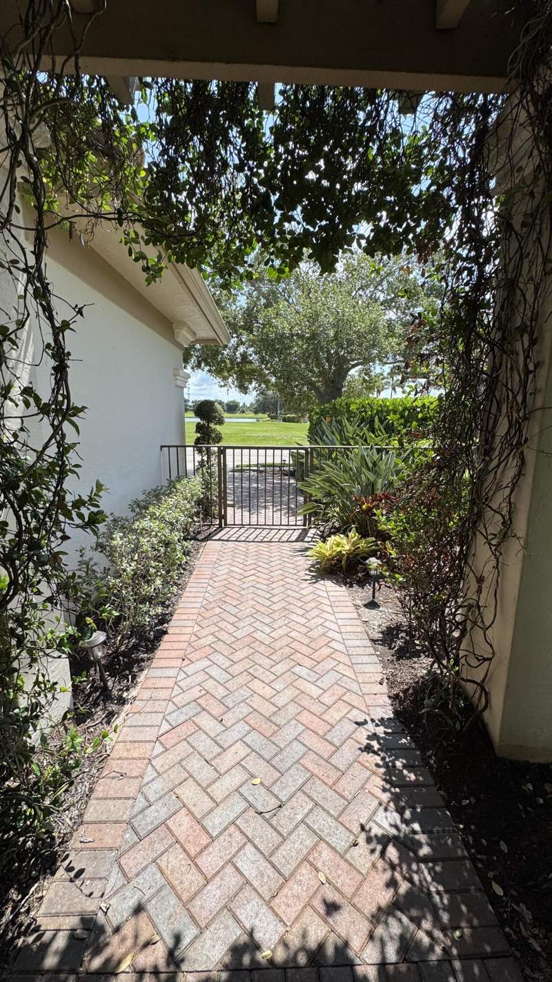 3 bedroom Single Family Residence at 102 SE Rio Palermo, Tesoro Plat No 6, Port St. Lucie — photo 4
