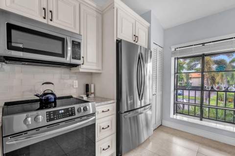 3318 Lucerne Park Drive, Greenacres FL - photo 7 of 46